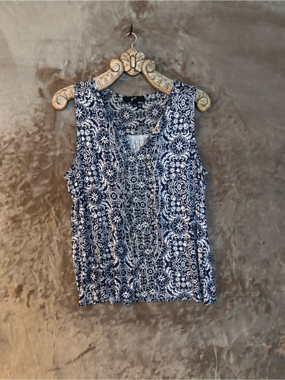 GNW Women’s Navy and White Sleeveless V-Neck Printed Tank Top Size L